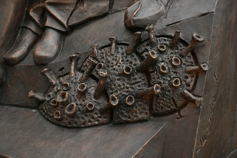 В Москве открыли памятник медикам — борцам с пандемией. Фоторепортаж