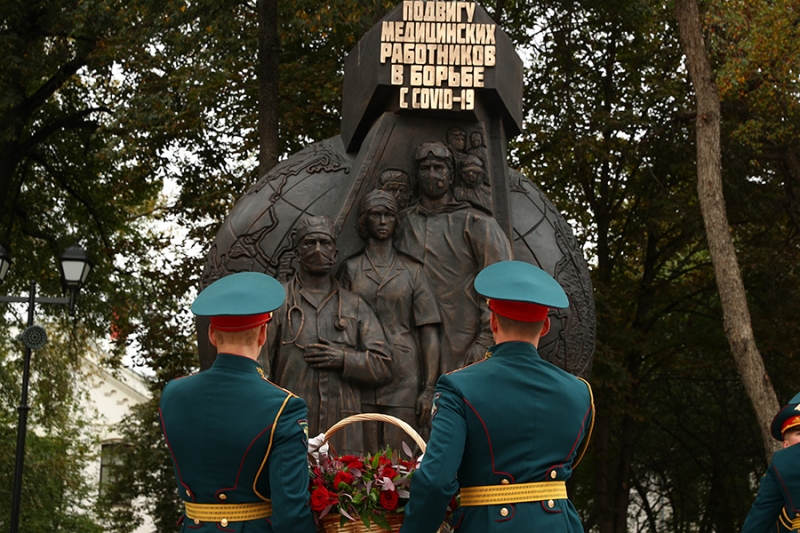 В Москве открыли памятник медикам — борцам с пандемией. Фоторепортаж