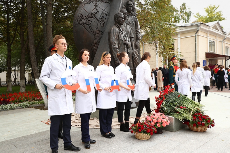 В Москве открыли памятник медикам — борцам с пандемией. Фоторепортаж