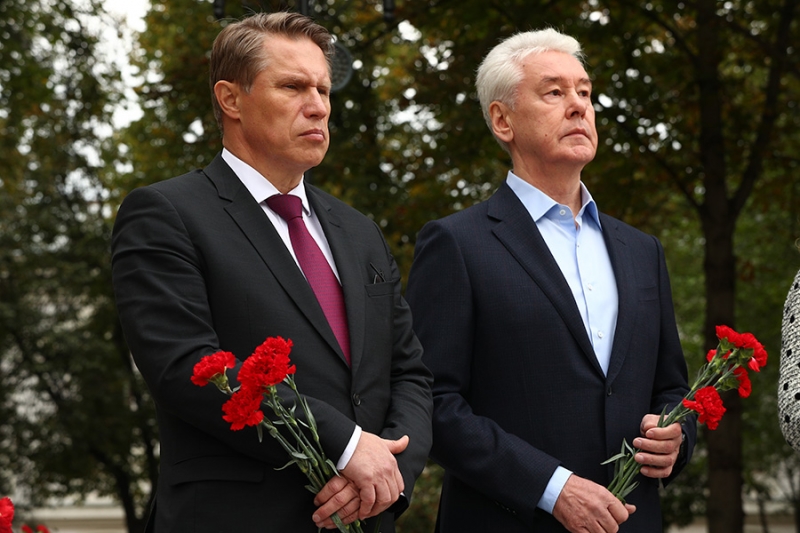 В Москве открыли памятник медикам — борцам с пандемией. Фоторепортаж