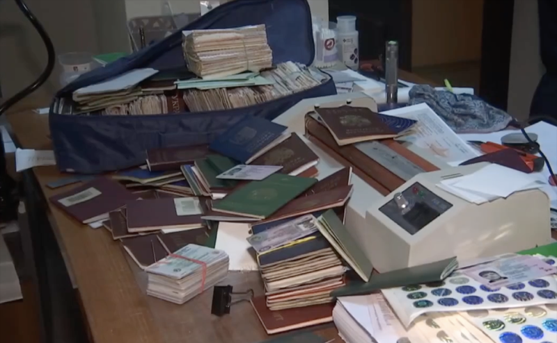 В Москве трех мигрантов задержали по делу о фабрике поддельных