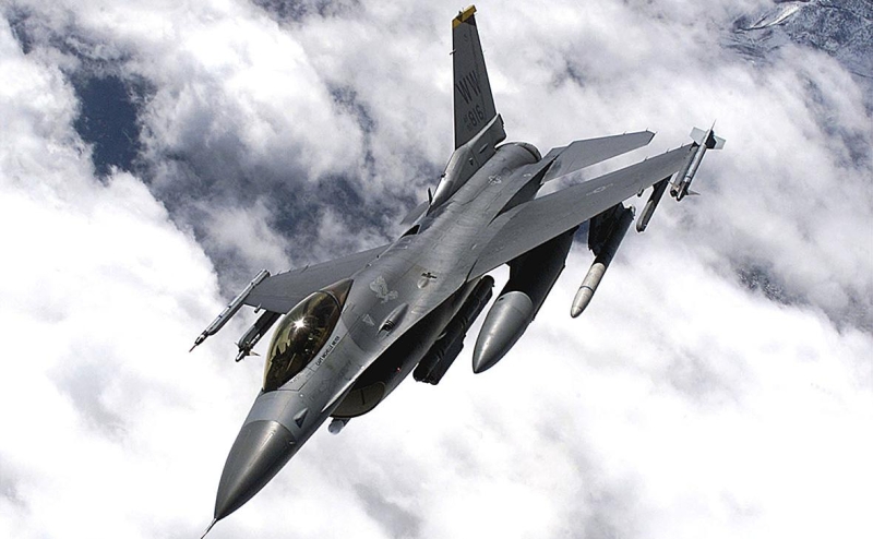 В небе над Украиной пролетел британский учебно-пилотажный самолет