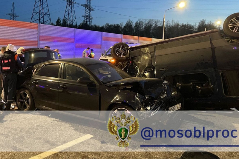 В Ногинске при столкновении микроавтобуса с легковушками погиб ребенок