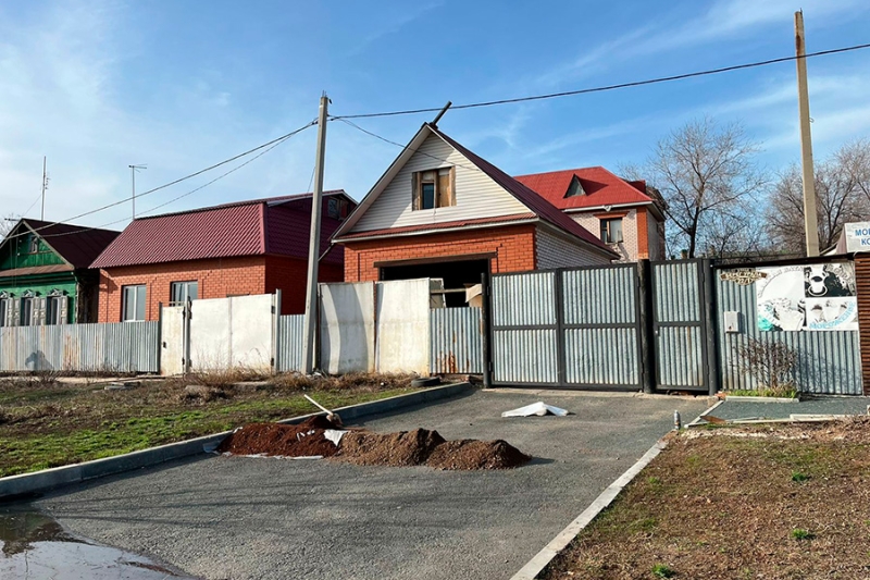 В Оренбурге жители сами заказали машины с глиной для защиты от