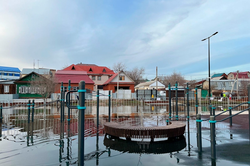 В Оренбурге жители сами заказали машины с глиной для защиты от