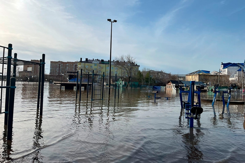 В Оренбурге жители сами заказали машины с глиной для защиты от