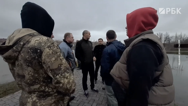 В оренбургском Новотроицке вода перелилась через дамбу