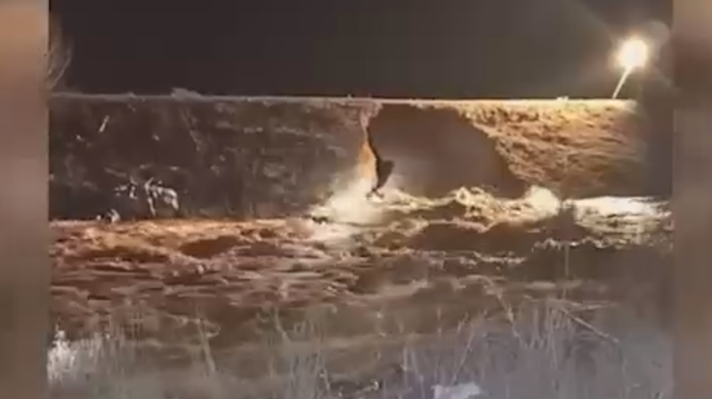 В Орске прорвало дамбу