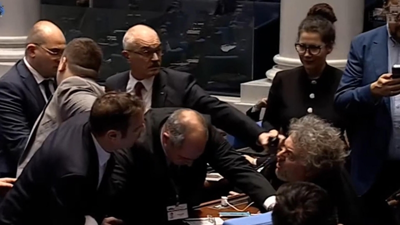 В парламенте Болгарии устроили стычку из-за поставки Киеву списанных