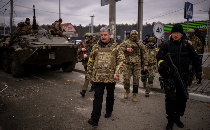 В партии Порошенко заявили, что политика не выпустили с Украины