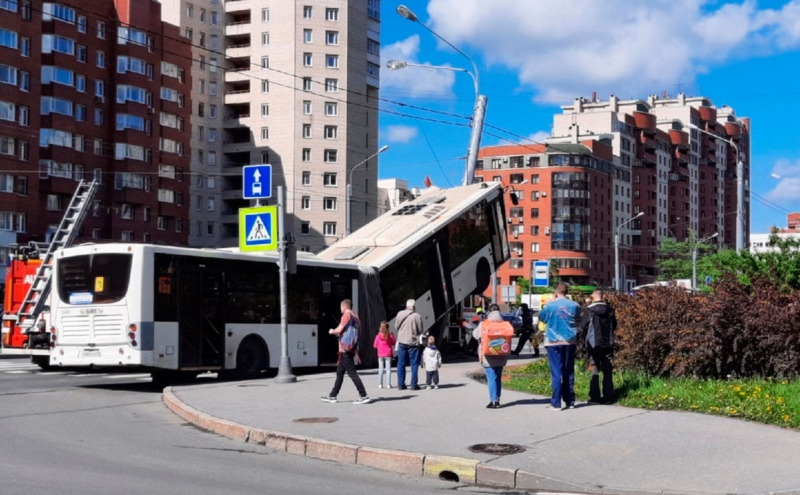 В Петербурге автобус врезался в фонарный столб