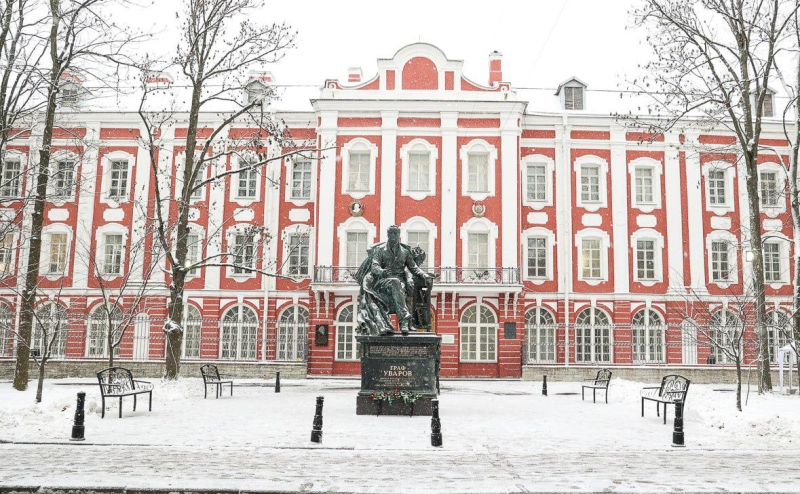 В Петербурге из-за вандалов демонтировали львов у Дворцового моста
