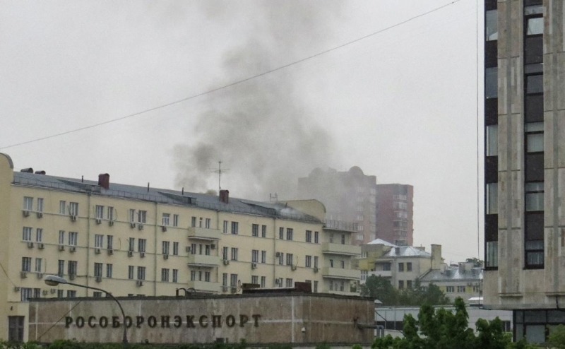 В Петербурге мужчина поджег двери военкомата и протаранил ворота