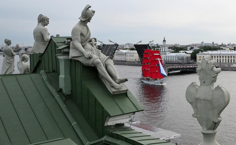 В Петербурге начался праздник &laquo;Алые паруса&raquo;