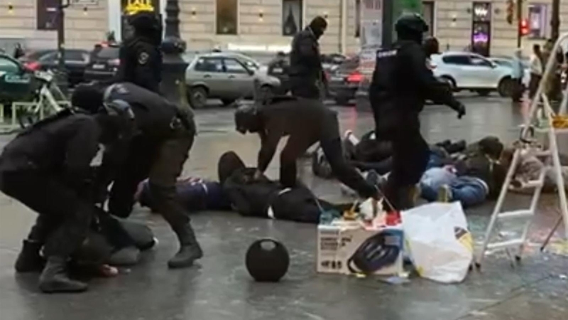 В Петербурге полиция задержала группу нанятых для розыгрыша