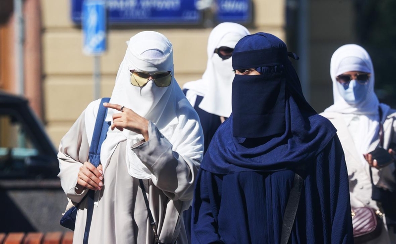 В Петербурге решили запретить мигрантам работать курьерами и