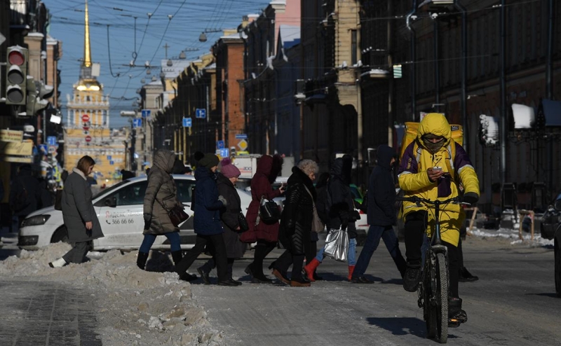 В Петербурге решили запретить мигрантам работать курьерами и
