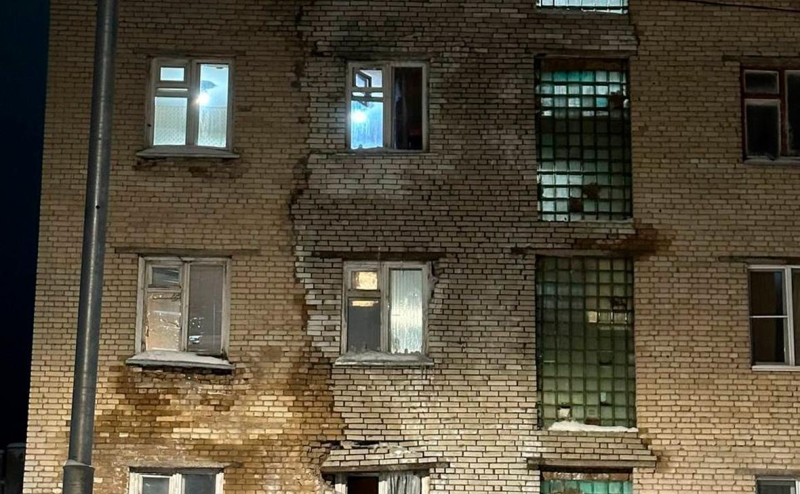 В Подмосковье эвакуировали 120 жителей дома из-за трещины на фасаде