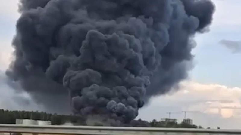 В Пушкино загорелся склад с горючей жидкостью и газовыми баллонами