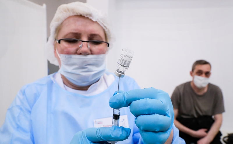 В Роспотребнадзоре допустили, что «Спутником V» нельзя прививать повто