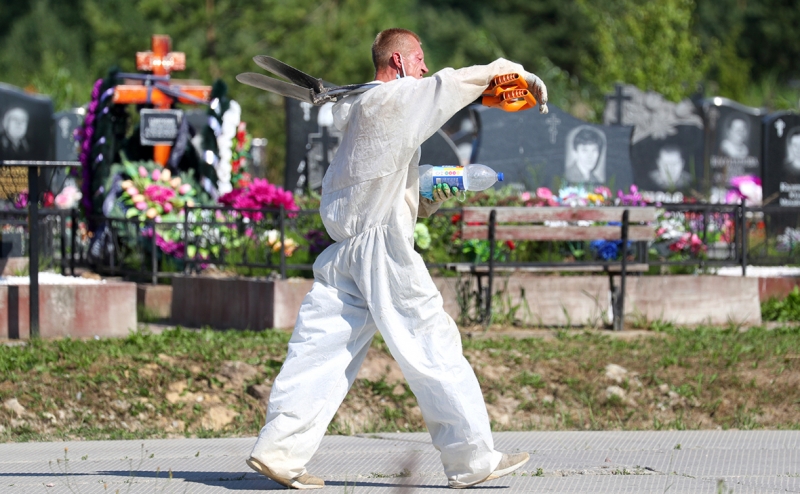 В России четыре недели подряд от COVID умирает более 700 человек в день