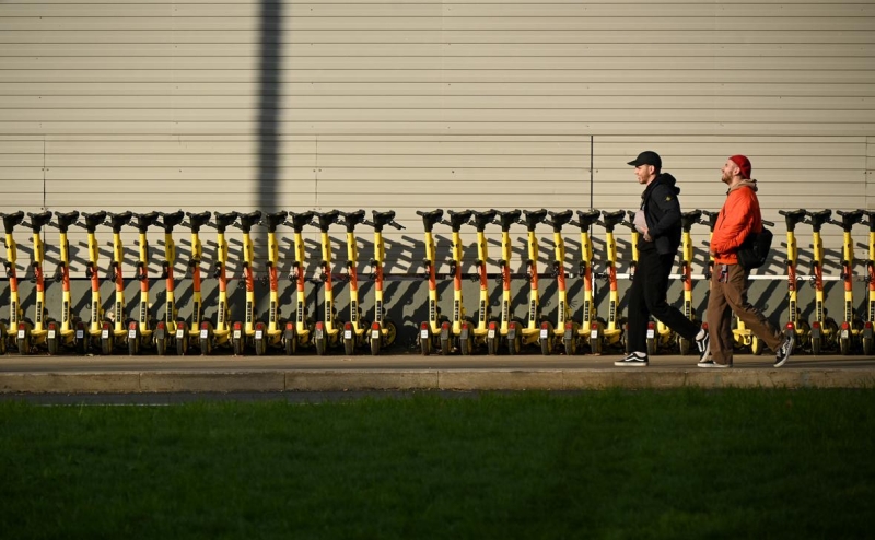 В России предложили обязать водителей электросамокатов получать права