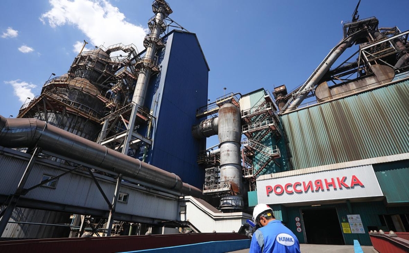 В ростовском Азове из-за атаки дрона загорелись нефтяные резервуары