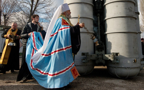 В РПЦ допустили отказ от благословения оружия