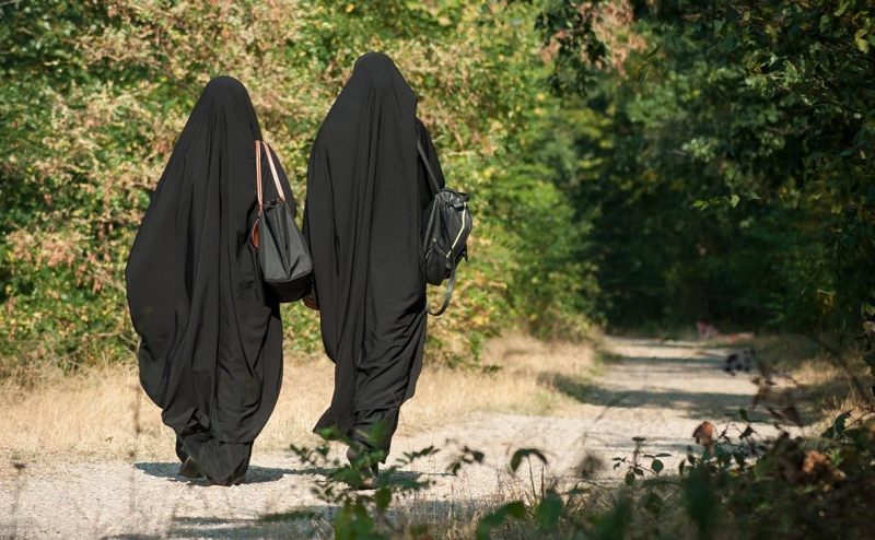 В школах ХМАО запретили ученикам носить хиджабы и тюбетейки