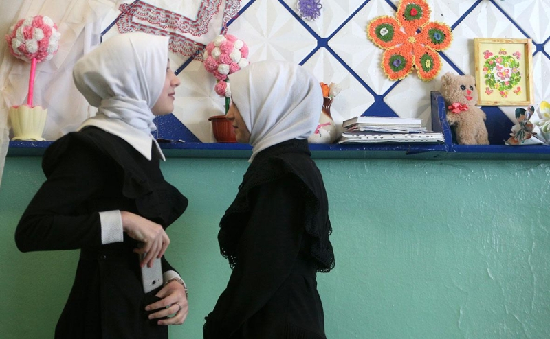 В школах ХМАО запретили ученикам носить хиджабы и тюбетейки