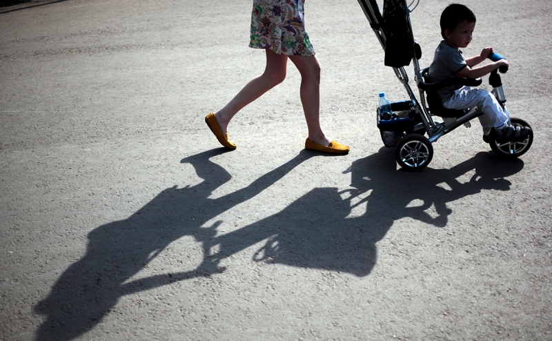 В Совфеде предложили запретить забирать детей из семьи без суда