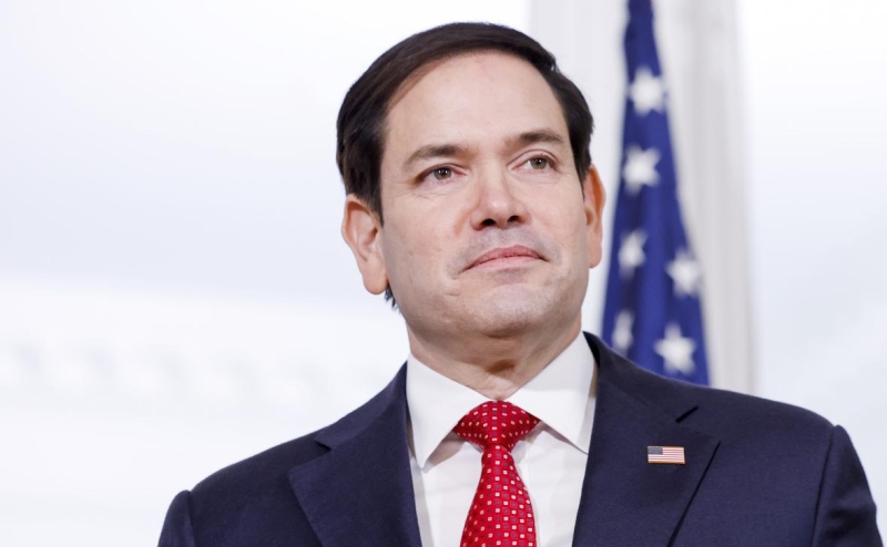 В США лайнер Boeing экстренно приземлился с горящим двигателем. Видео