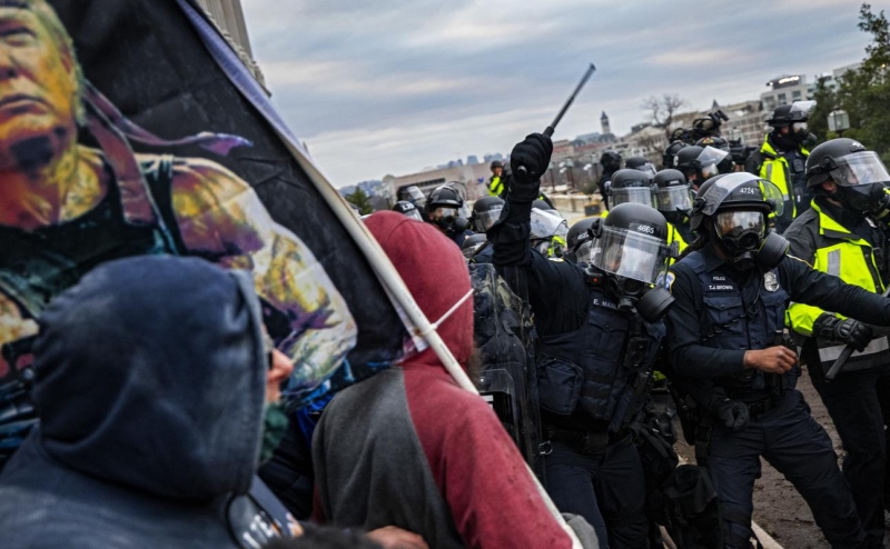 В США лидеру ультраправых дали предельный срок за штурм Капитолия