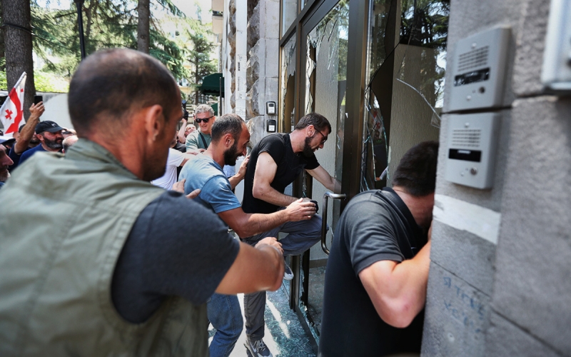 В Тбилиси произошли новые столкновения противников ЛГБТ и полиции