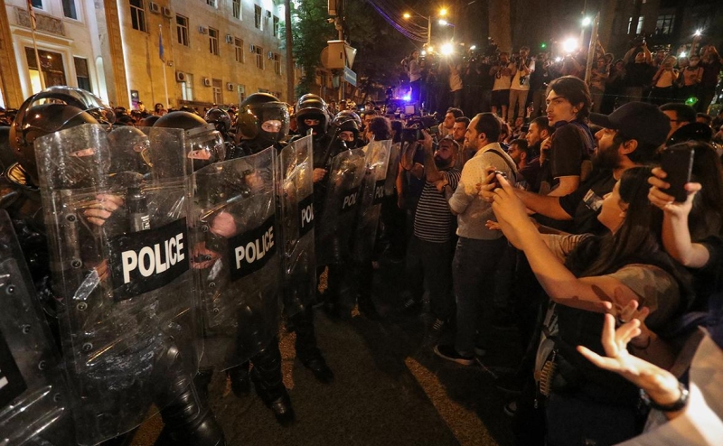 В Тбилиси протестующие забросали яйцами вход в парламент