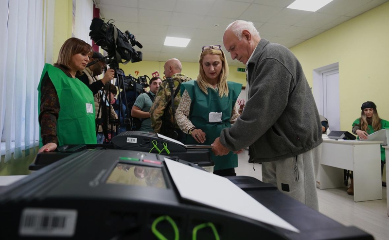 В Тбилиси силовики оттеснили протестующих от президентского дворца