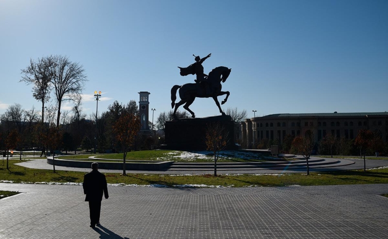 В Узбекистане стартовали досрочные выборы президента