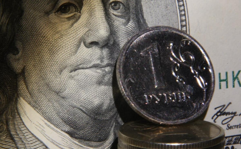 «Ведомости» узнали о решении властей пока не ужесточать валютный