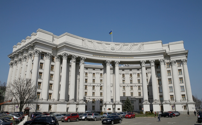 Великобритания вслед за США эвакуирует дипломатов с Украины