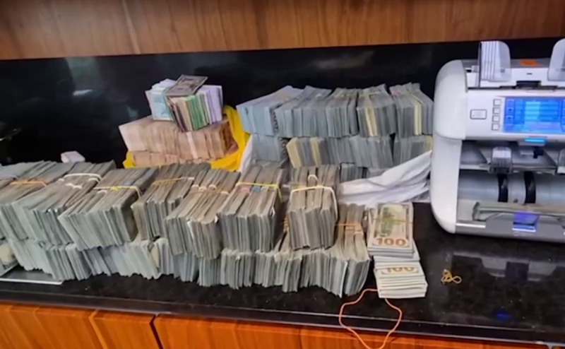 Вертолет, Cybertruck и пачки денег. Что нашли у фигурантов дела