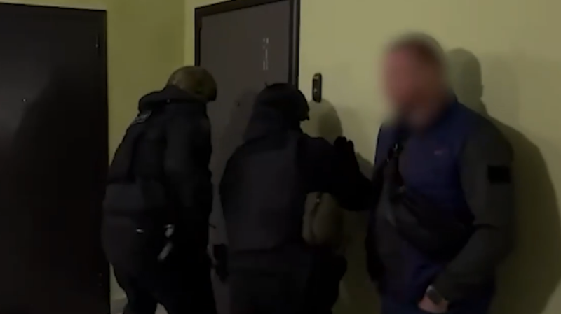 Вертолет, Cybertruck и пачки денег. Что нашли у фигурантов дела