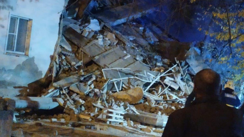 Видео с места обрушения части дома в Астрахани