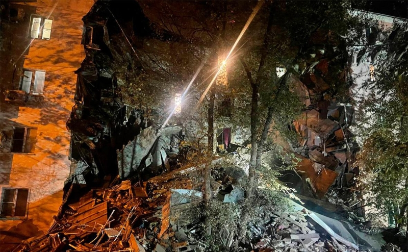 Видео с места обрушения части дома в Астрахани