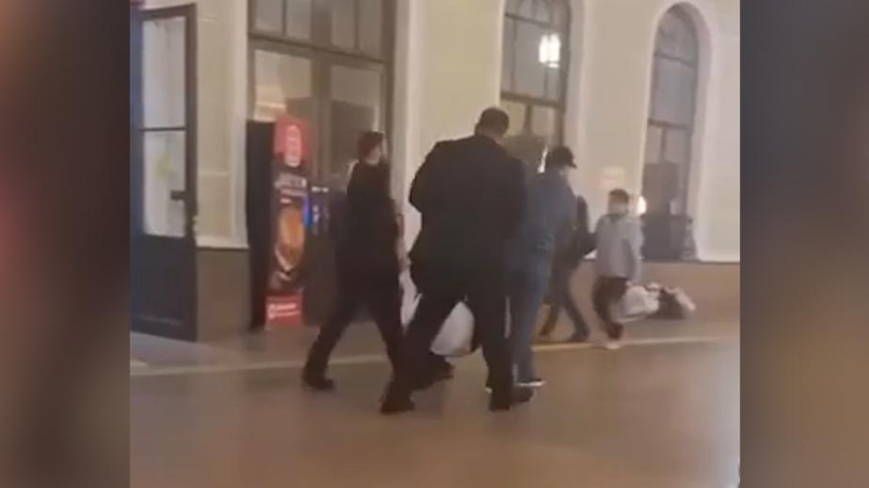 Власти Чечни сообщили, что «спасли» «похищенного» на вокзале блогера