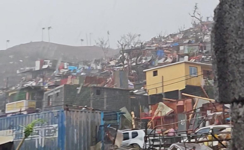 Власти французского острова Майотта после урагана допустили тысячи
