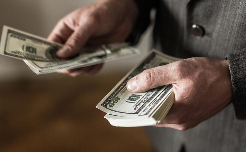 Власти и бизнес обсудили &laquo;озабоченности&raquo; из-за продажи валютной