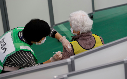 Власти Японии сообщили о нехватки препарата от COVID для вакцинации