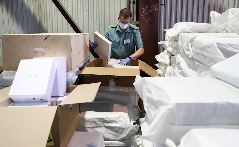 Власти начали обсуждать снижение лимита беспошлинных онлайн-покупок