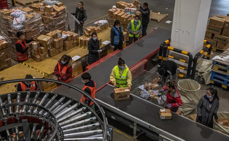 Власти начали обсуждать снижение лимита беспошлинных онлайн-покупок