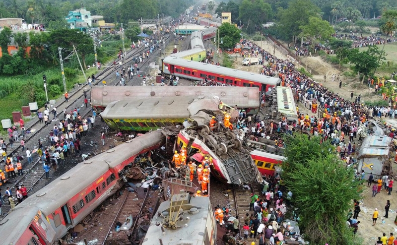 Власти назвали причину столкновения поездов в Индии